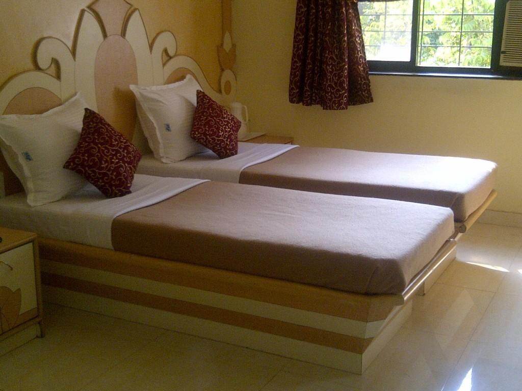 Om Sai Palace Hotel Pune Exterior photo