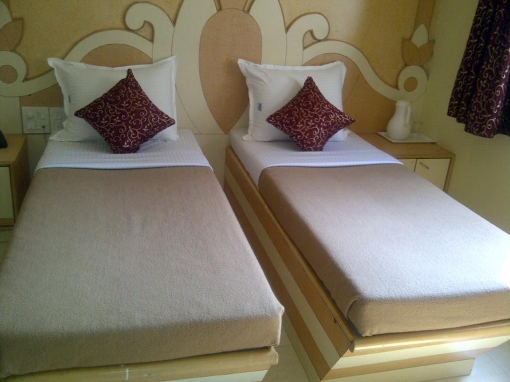 Om Sai Palace Hotel Pune Exterior photo